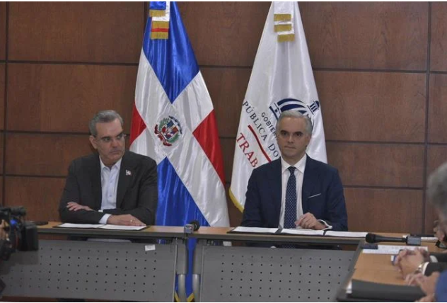 Aumentan 19% el salario mínimo de gran parte del sector privado 3 ABINADER Y MIGUEL DECAMPS Aumentan 19% el salario mínimo de gran parte del sector privado