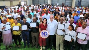 Presidente Abinader entrega 719 títulos e inaugura estadio beisbol