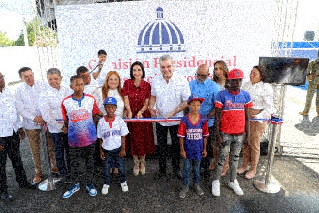 ABINADER Y RAQUEL 6 Presidente Abinader entrega 719 títulos e inaugura estadio beisbol