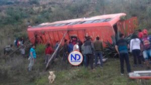 Seis muertos y 11 heridos tras caída autobús a un barranco en Perú