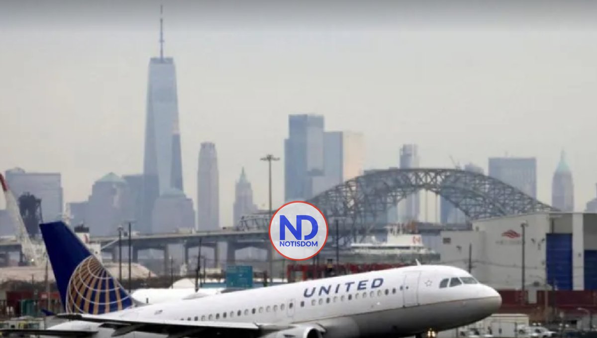 Hombre ataca tripulación de un avión e intentó abrir la puerta de emergencia