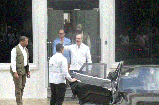 CARRO ABINADER 1 Abinader inaugura nueva sede de la Unidad de Análisis Financiero