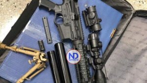 Policía decomisa fusil AR-15 en casa de una mujer y municiones