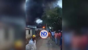 Voraz incendio afecta taller de ebanistería en La Vega