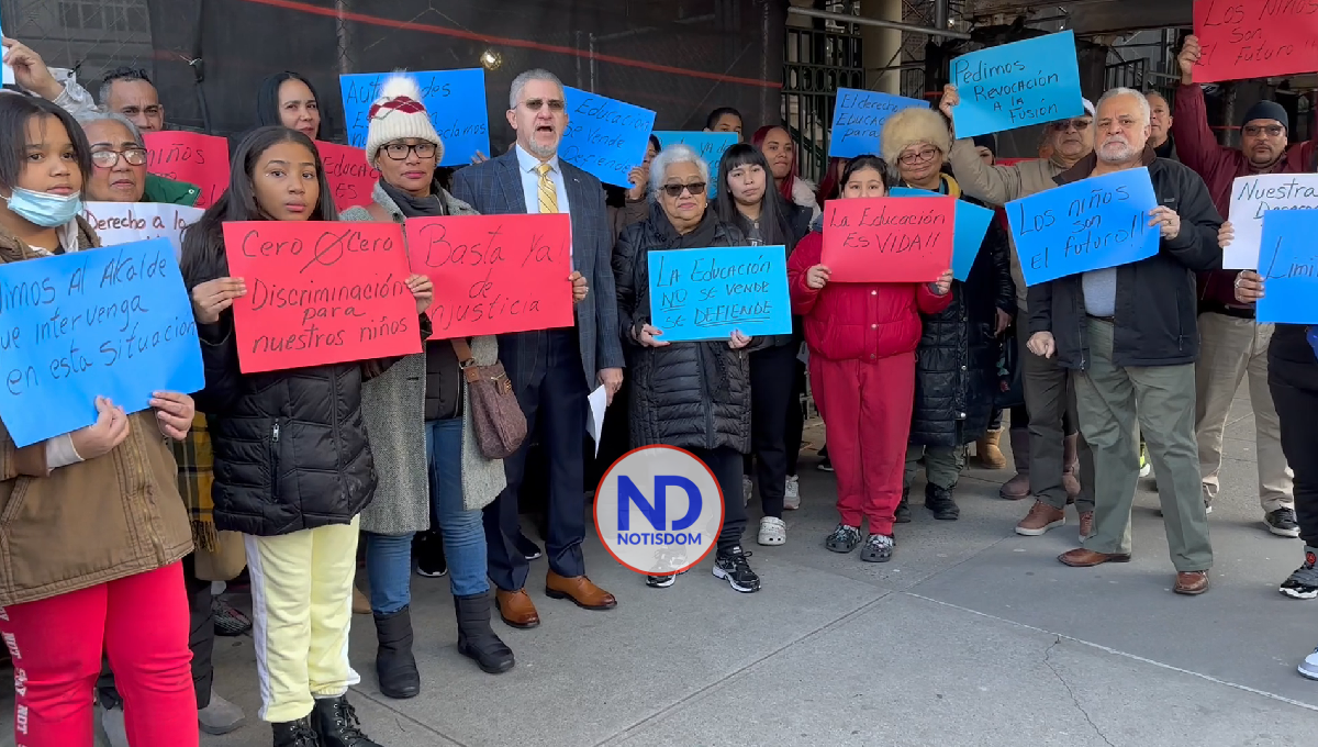 VIDEO | Padres de escuela media del Alto Manhattan protestan contra su cierre