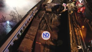 36 muertos confirmados y 66 heridos en choque de trenes en Grecia