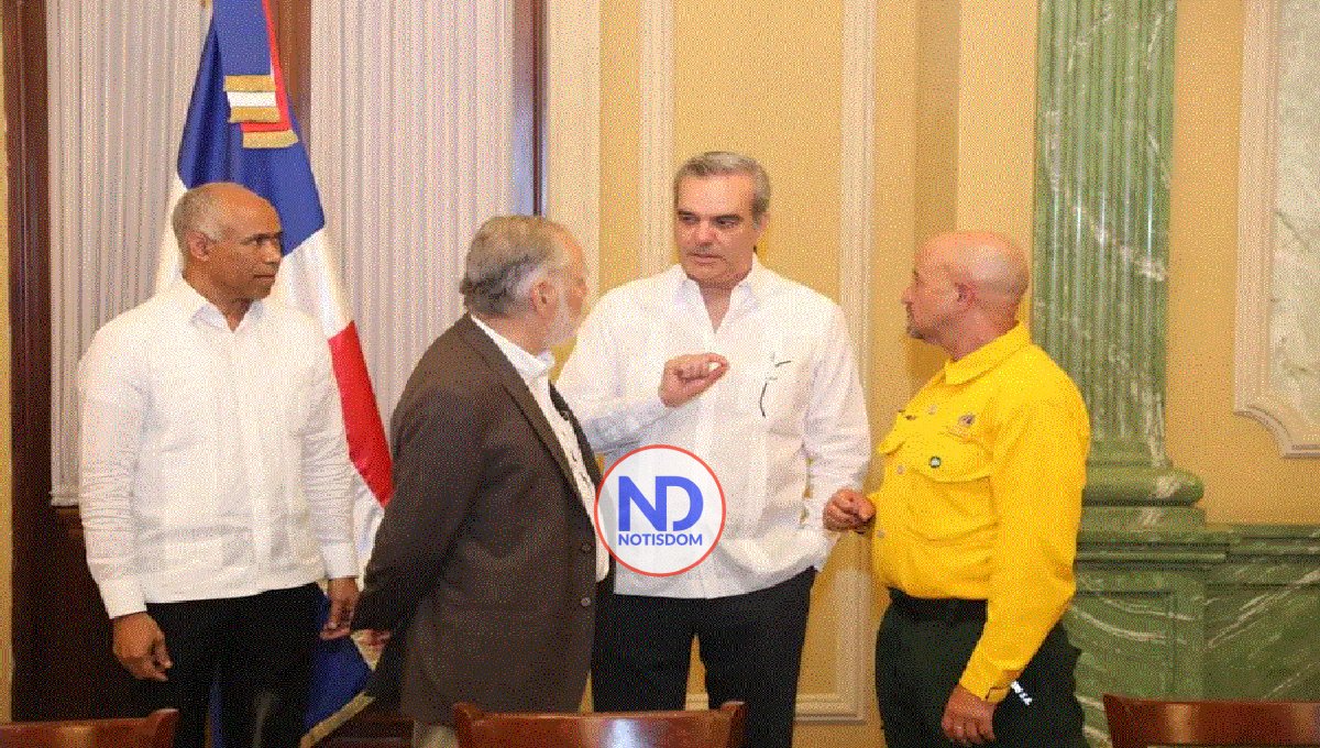 Presidente Abinader califica de héroes a bomberos forestales