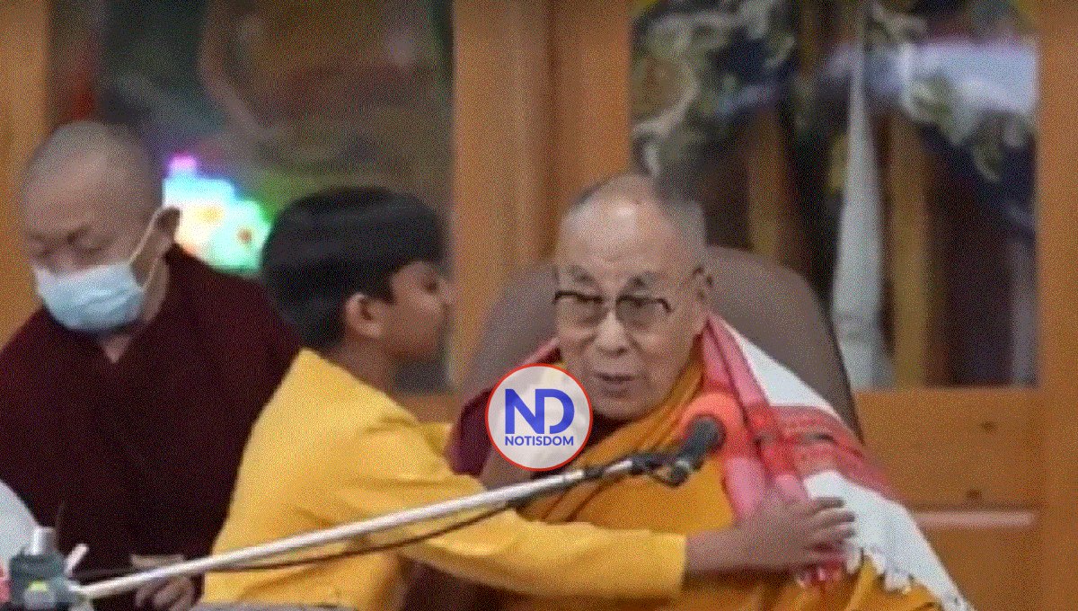 El dalái lama se disculpa tras besar niño y pedir que «chupe su lengua»