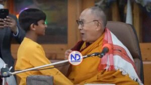 Desata controversia video de Dalai Lama besando a un niño en la boca