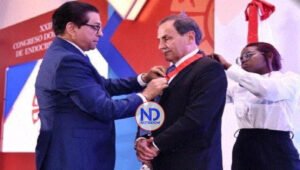 Gobierno condecora al doctor Guillermo Enrique Umpierrez