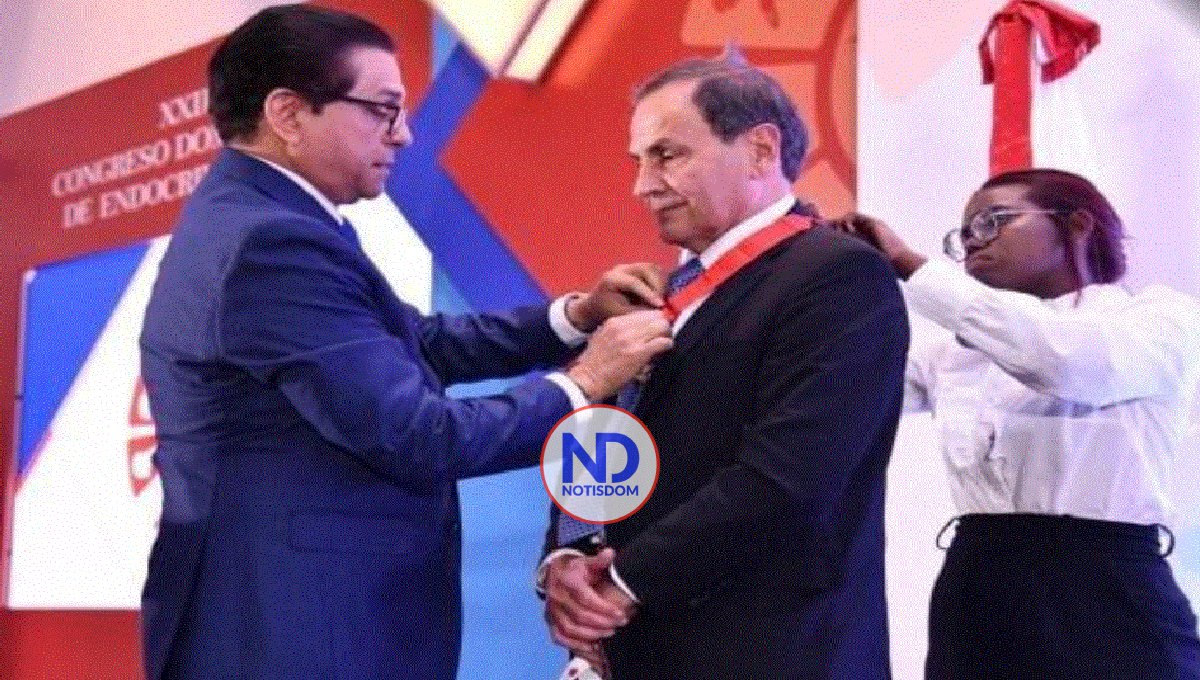 Gobierno condecora al doctor Guillermo Enrique Umpierrez