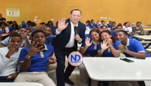 Jóvenes de San Cristóbal reciben charla de Franklin Mirabal