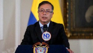 Petro con un plan de diálogo con las AUC