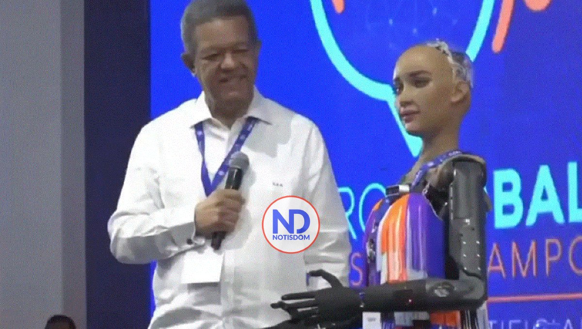 Leonel Fernández queda sorprendido tras robot Sophie resaltar logros del gobierno de Abinader