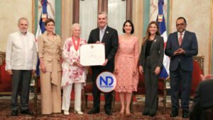 Abinader concede Orden Heráldica de Cristóbal Colón a Rosa Margarita Bonetti, mejor conocida como Pirigua