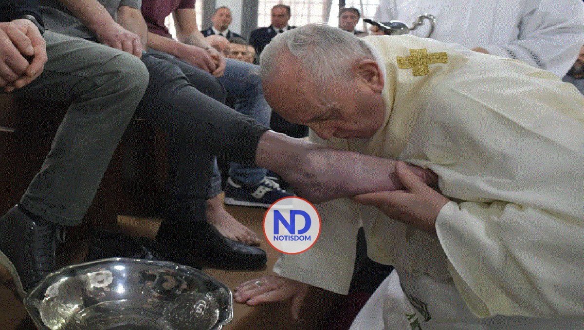 El papa Francisco lava los pies de doce jóvenes presos el Jueves Santo