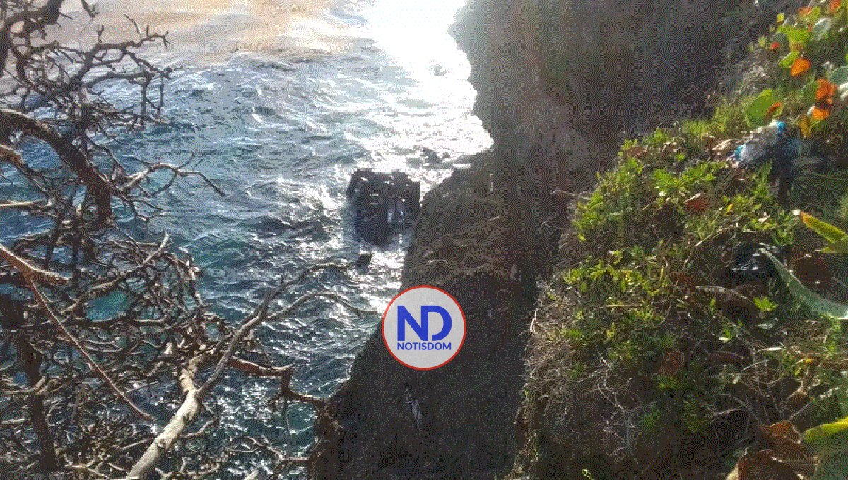 Al menos un muerto y un herido tras vehículo caer al mar en Las Américas