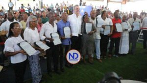 Presidente Abinader entrega 2,143 títulos que benefician a 8,572 familias