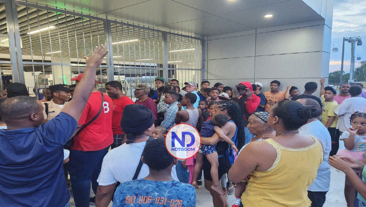 Con pasaje gratuito, muchos usan el Telúrico de Los Alcarrizos