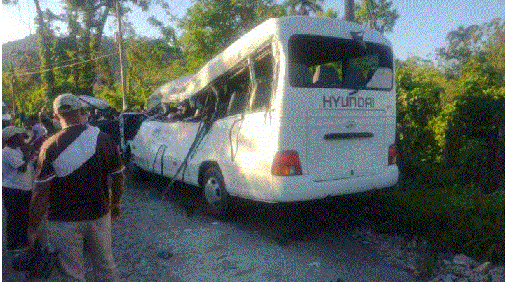 Cinco muertos deja choque patana y guagua escolar 3 AUTOBUS 7 Cinco muertos deja choque patana y guagua escolar