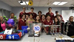 Estudiantes RD ganan competencia de robótica