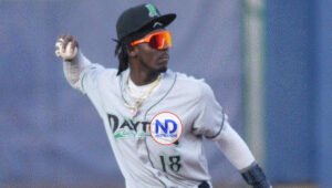 Elly De la Cruz batea 3H con tres empujadas; Ronny Mauricio 2H