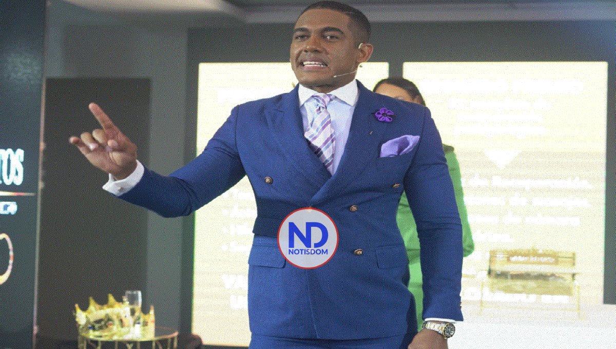 Cirujano realiza encuentro con pacientes para orientar sobre cirugías plásticas