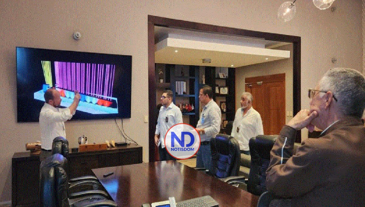 Manuel Jiménez enciende primera bombilla del nuevo sistema de luces del Faro a Colón