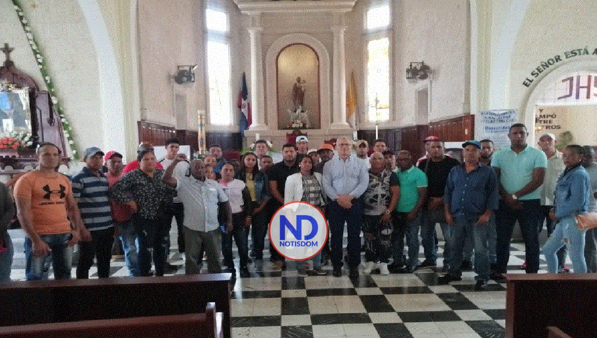 Comunitarios ocupan iglesia en Ocoa para exigir arreglo vía 2 Comunitarios ocupan iglesia en Ocoa para exigir arreglo vía