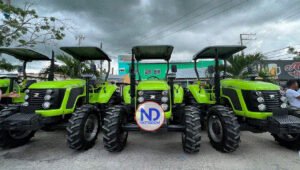 Agricultura entrega 6 tractores nuevos y sigue plan siembra en El Seibo