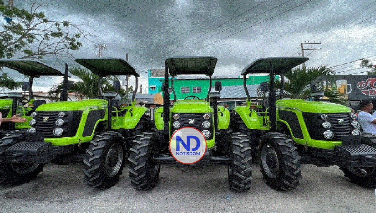 Agricultura entrega 6 tractores nuevos y sigue plan siembra en El Seibo