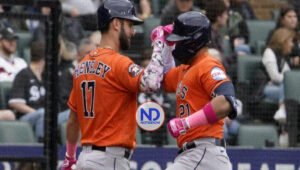 Dominicano Yainer Díaz pega su primer jonrón en Grandes Ligas