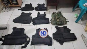 Policía ocupa drogas y 8 chalecos antibalas a presuntos delincuentes en Moca