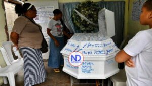 Amigos y compañeros de adolescente muerto en Los Guandules firman su ataúd