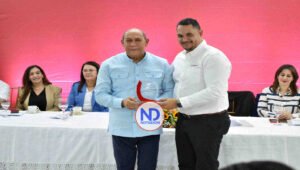 Hanesbrands reconoce al director del Infotep durante ceremonia de entrega de certificados