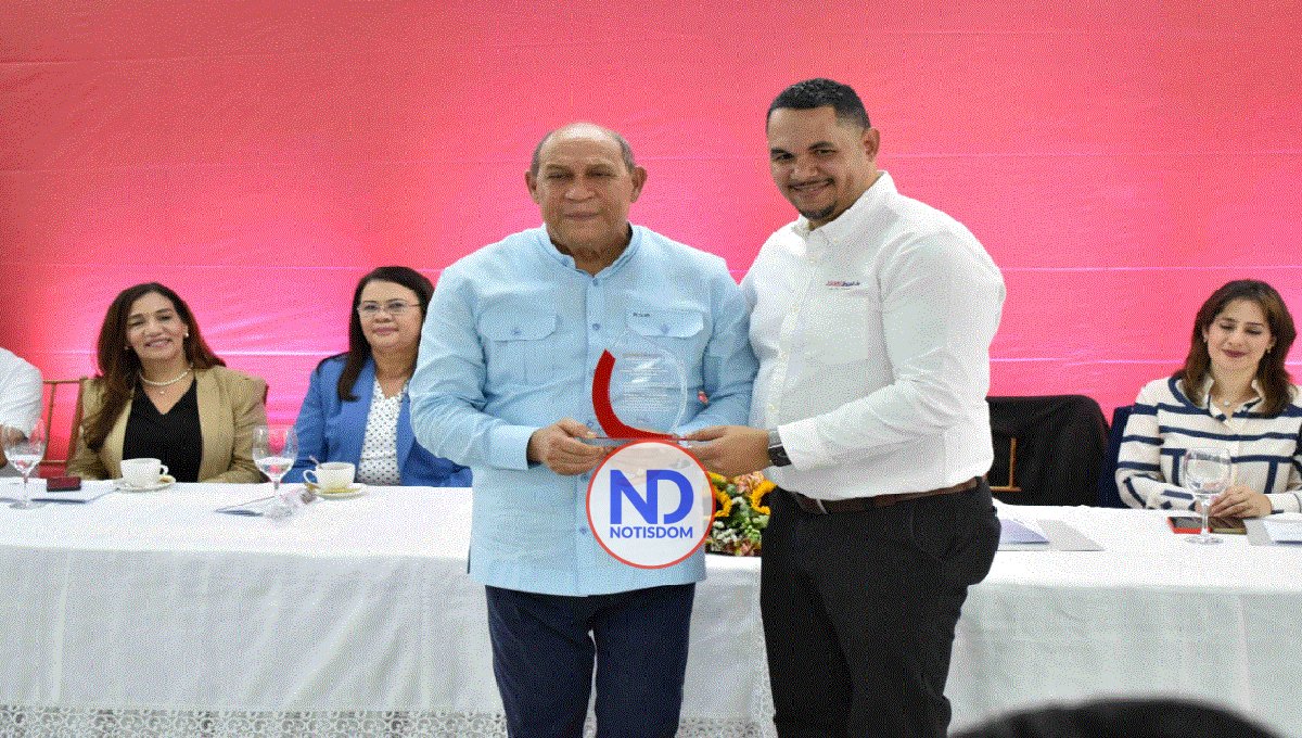 Hanesbrands reconoce al director del Infotep durante ceremonia de entrega de certificados