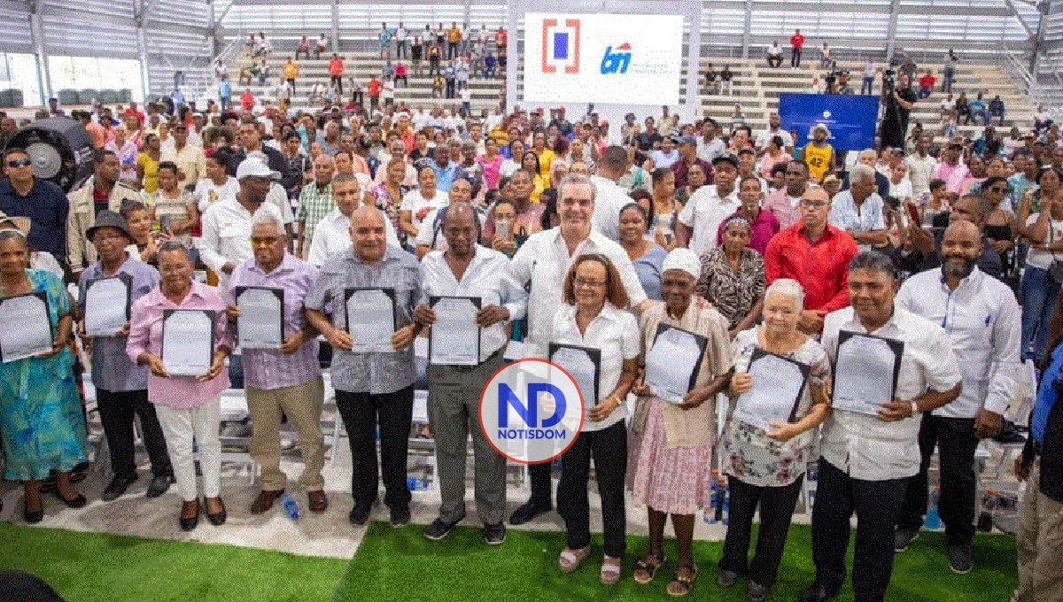 Presidente Abinader entrega 2,401 certificados título en La Ciénaga