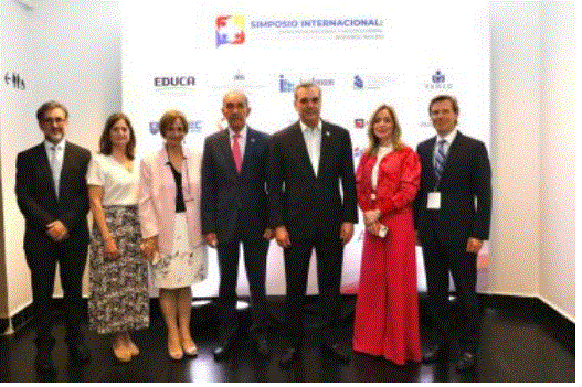 ABINADER Y FRANKLIN FERMIN Presidente dice es impostergable RD se trace meta de ser bilingüe