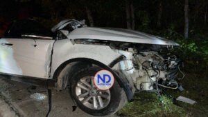 Mueren tres jóvenes tras estrellar su vehículo contra poste de luz en carretera Sánchez