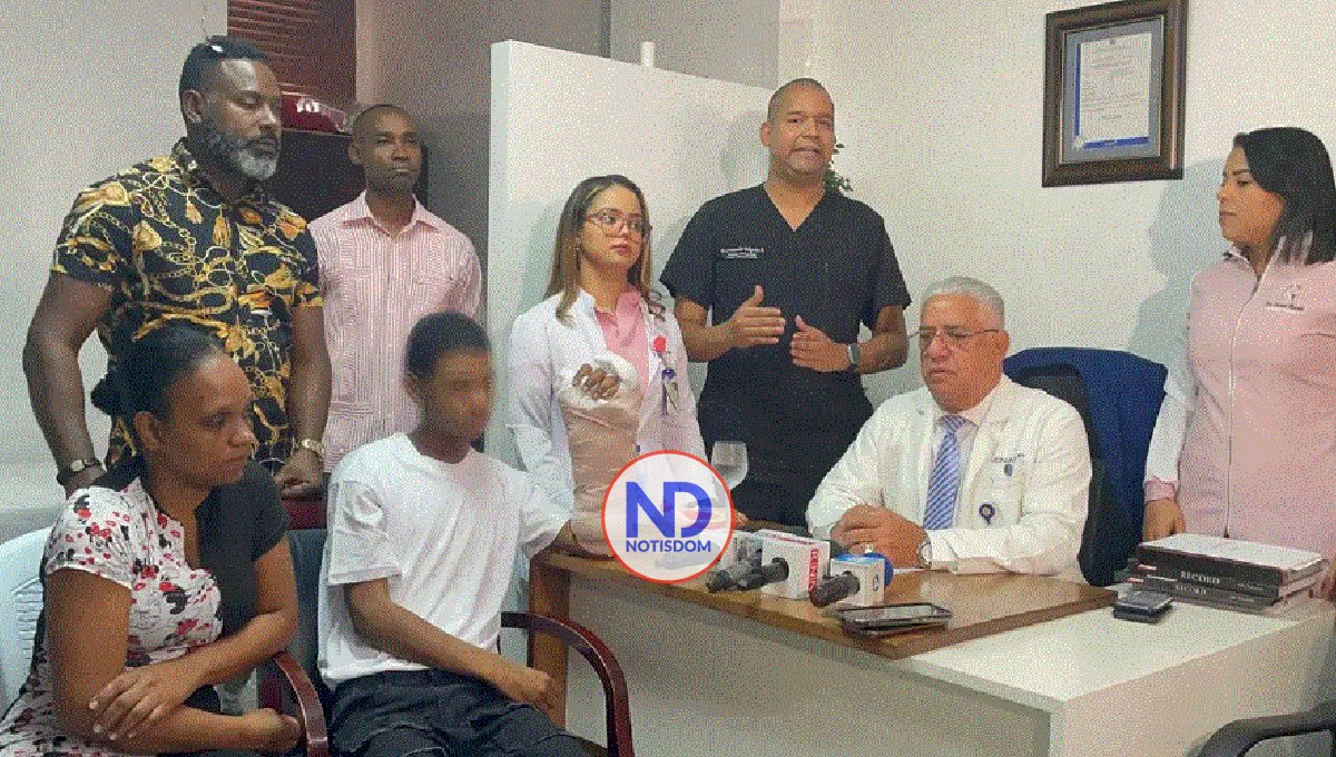 Sale del hospital adolescente al que le reimplantaron mano; ya mueve algunos dedos