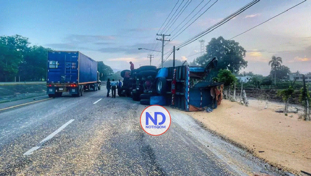 Ciudadanos roban sacos de maíz de camión accidentado en Autopista Duarte
