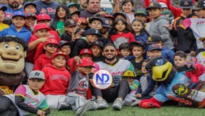 El dominicano Fernando Tatis Jr imparte clínica a niños beisbolistas en Tijuana