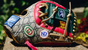 El vanguardista Francisco Lindor usa guante diseñado por Gucci