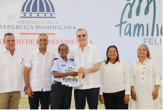 JOEL SANTOS Y ABINADER Presidente Abinader entrega 2,401 certificados título en La Ciénaga