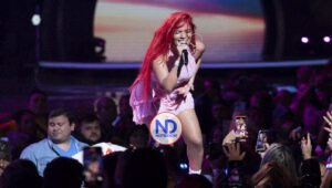 Karol G vuelve a dominar los Premios Tu Música Urbano con seis galardones