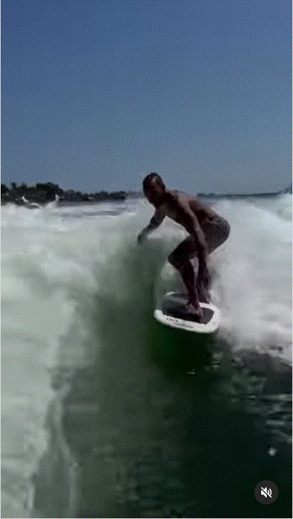 Lewis Hamilton Shakira y Lewis Hamilton, un surfeo que aviva los rumores de romance