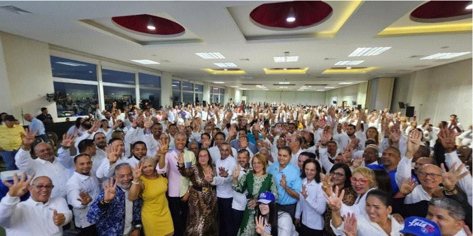 Rosa Santos 1 Rosa Santos recibe apoyo masivo del PRM a la senaduría de Santiago; inicia proyecto releccionista