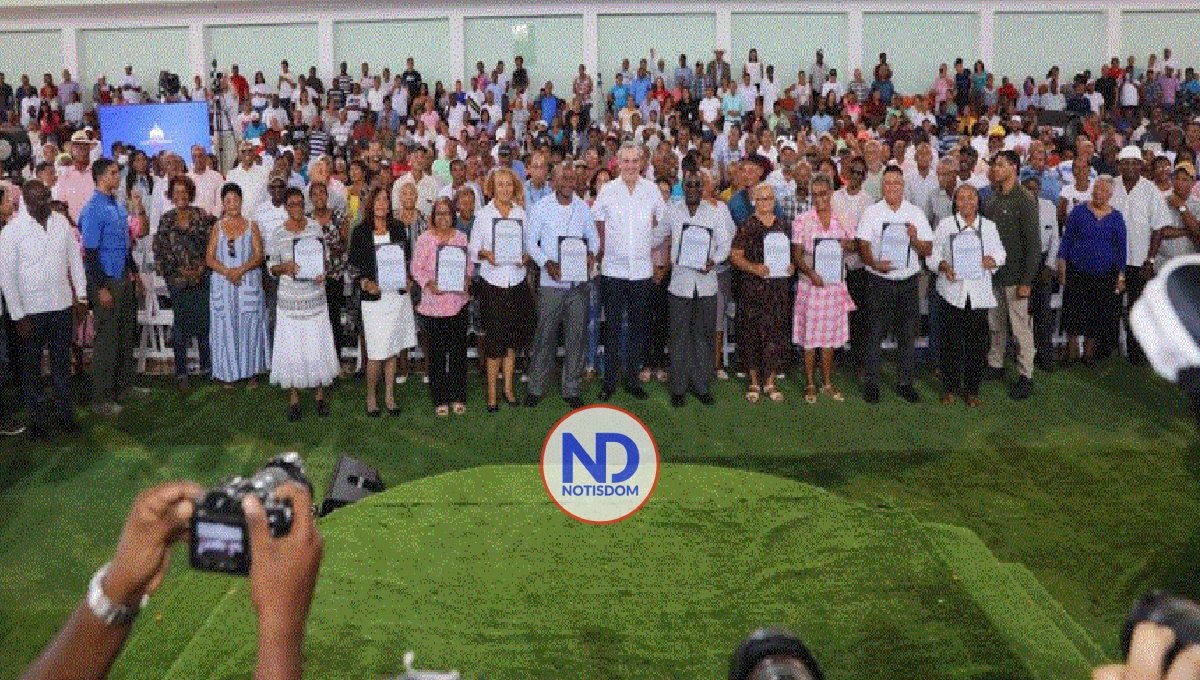 Presidente entrega 1,242 títulos a familias Sabana Grande de Boyá 2 Presidente entrega 1,242 títulos a familias Sabana Grande de Boyá