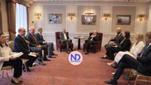 Abinader se reúne en bruselas con Presidente del BID y dominicanos