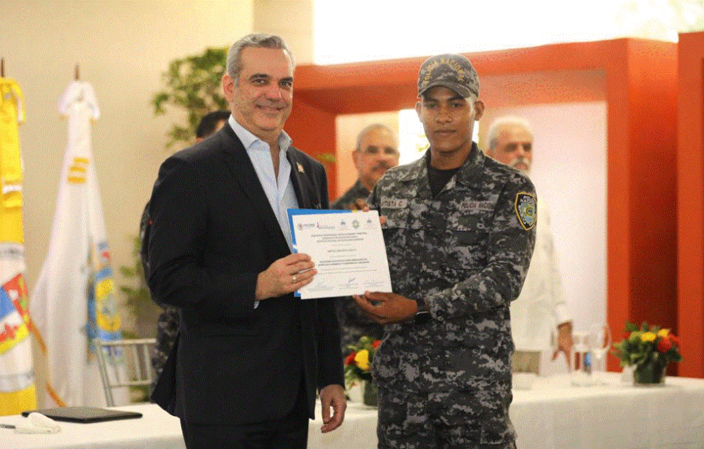 ABINADER 586 Abinader encabeza graduación de 757 policías en derechos humanos y convivencia ciudadana